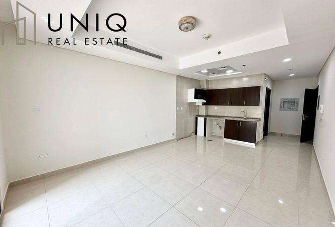 Студия, 72 м², Living Legends — большой балкон, вид на район